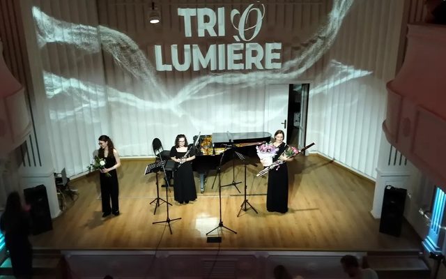 Выступление Trio Lumière